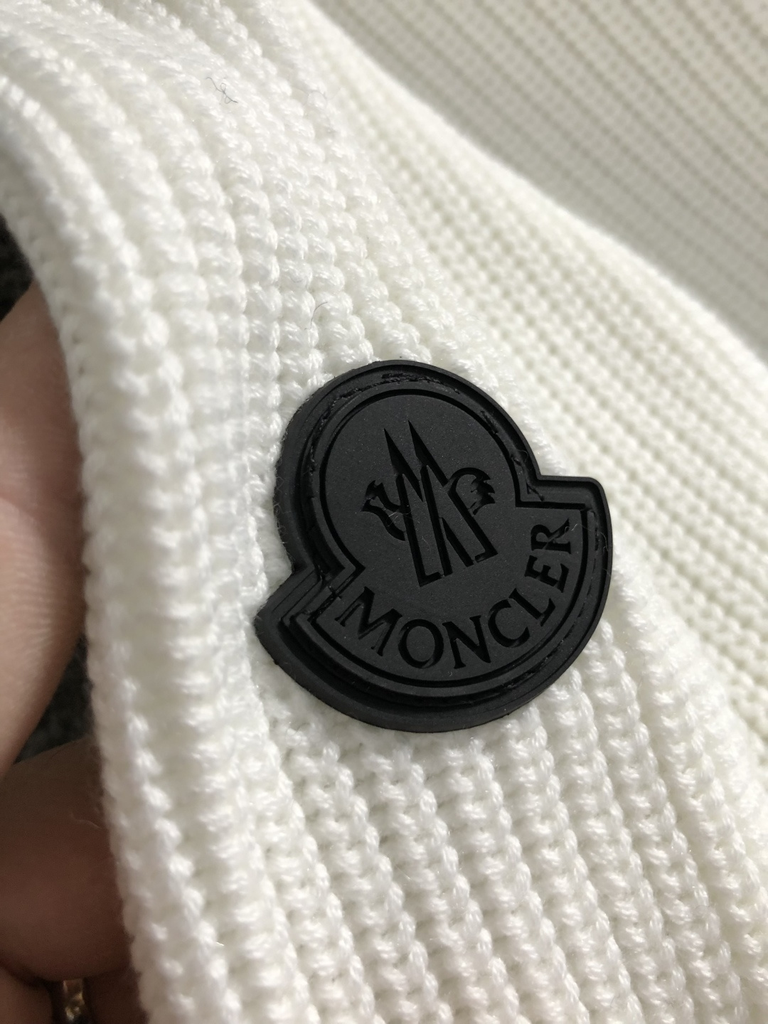 Mon*尺码S-xl(少量xxl) 属性 2026秋冬羊毛衫 成分 羊毛衫 工艺 以黑色皮标融合粗针纽扣开衫内里可多样性