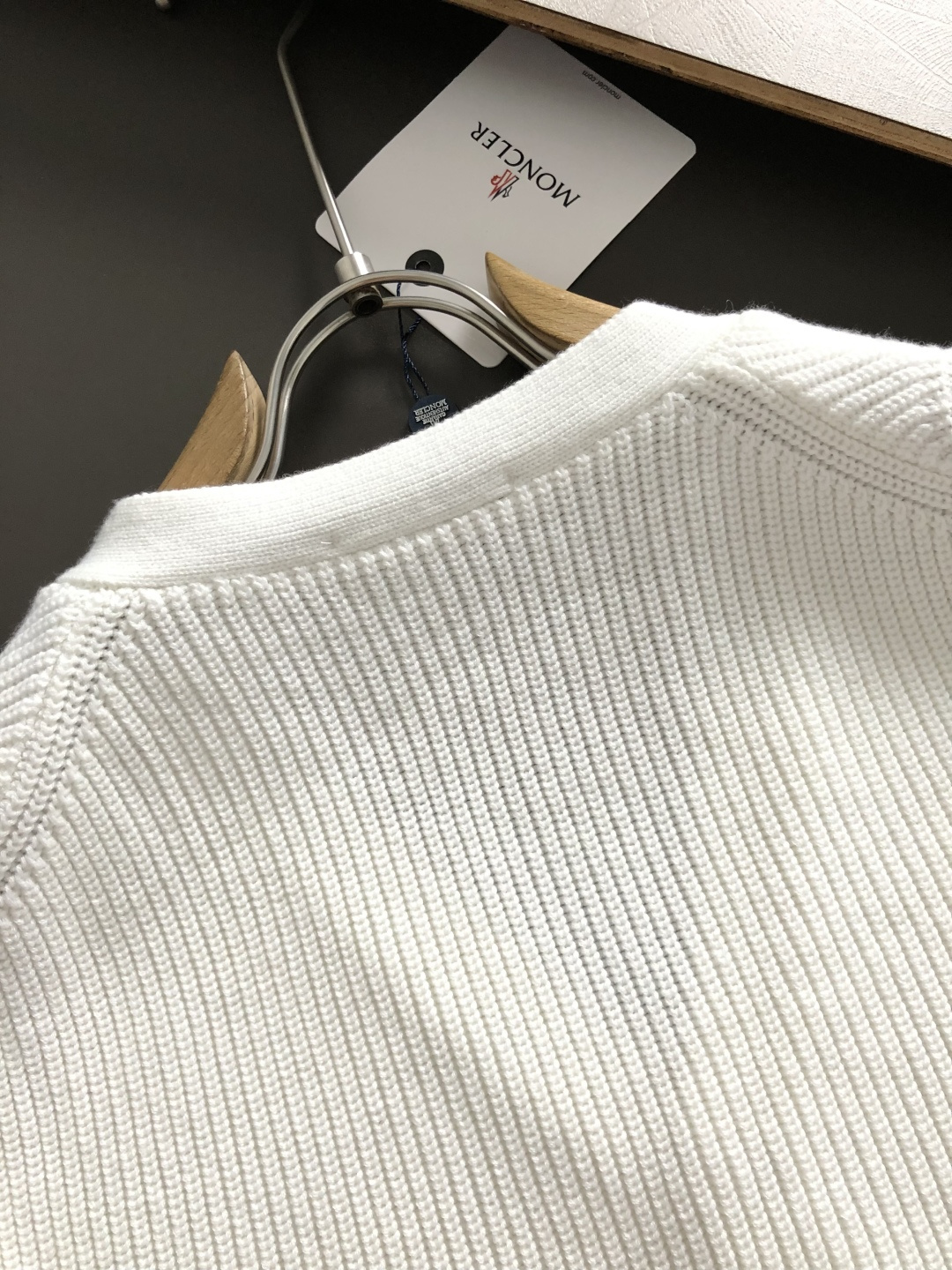 Mon*尺码S-xl(少量xxl) 属性 2026秋冬羊毛衫 成分 羊毛衫 工艺 以黑色皮标融合粗针纽扣开衫内里可多样性