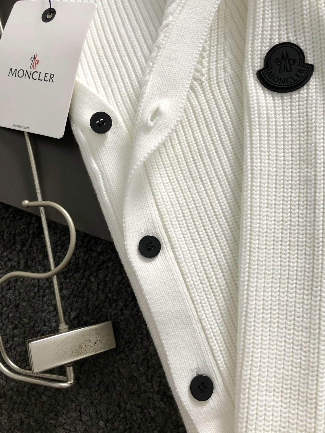Mon*尺码S-xl(少量xxl) 属性 2026秋冬羊毛衫 成分 羊毛衫 工艺 以黑色皮标融合粗针纽扣开衫内里可多样性