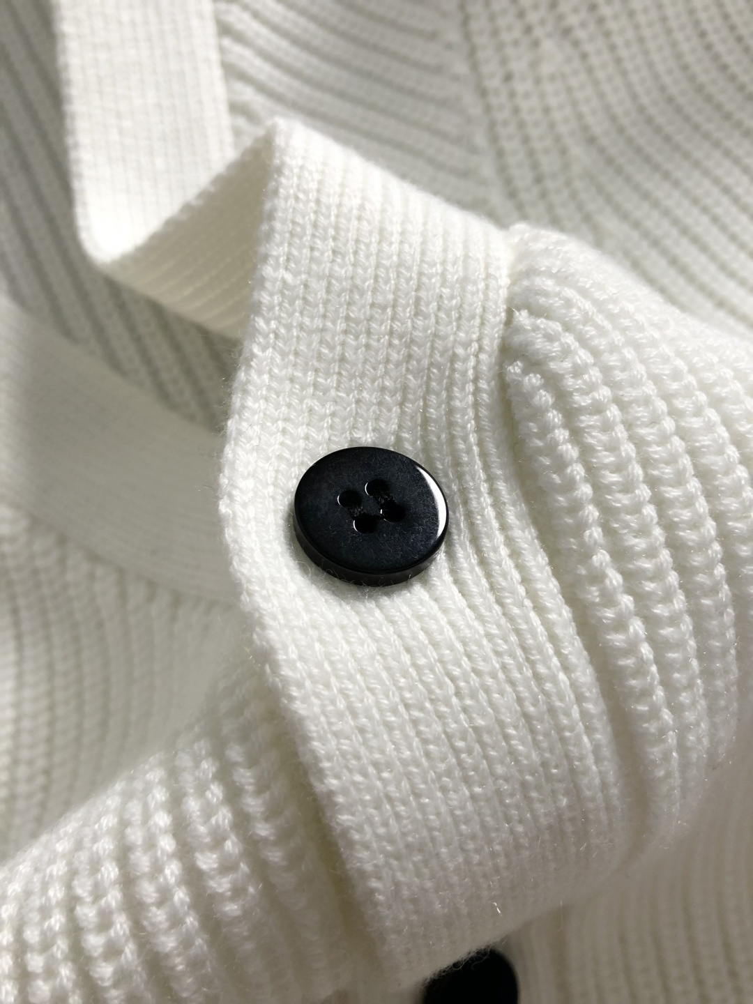 Mon*尺码S-xl(少量xxl) 属性 2026秋冬羊毛衫 成分 羊毛衫 工艺 以黑色皮标融合粗针纽扣开衫内里可多样性