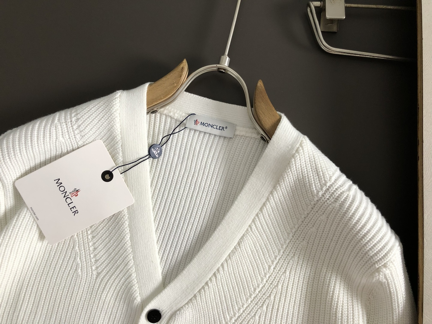 Mon*尺码S-xl(少量xxl) 属性 2026秋冬羊毛衫 成分 羊毛衫 工艺 以黑色皮标融合粗针纽扣开衫内里可多样性