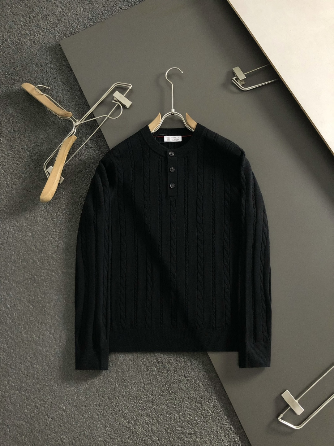 BC*尺码M-xxxl 属性 2026秋冬羊毛衫 成分 羊毛衫 工艺 以条纹绞花纽扣装饰融合为视觉主调，老钱休闲时尚款式
