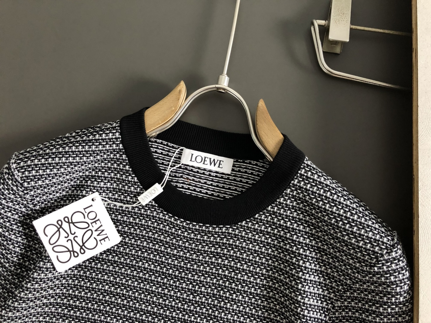 Low*尺码M-xxxl 属性 2026秋冬羊毛衫 成分 羊毛衫 工艺 以条纹十字针法下摆花纱融合后幅棋牌为视觉主调，老