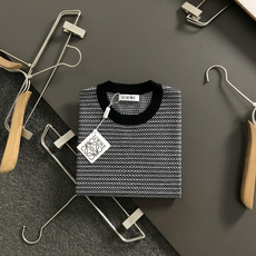 Low*尺码M-xxxl 属性 2026秋冬羊毛衫 成分 羊毛衫 工艺 以条纹十字针法下摆花纱融合后幅棋牌为视觉主调,老 Low*尺码M-xxxl 属性 2026秋冬羊毛衫 成分 羊毛衫 工艺 以条纹十字针法下摆花纱融合后幅棋牌为视觉主调,老
