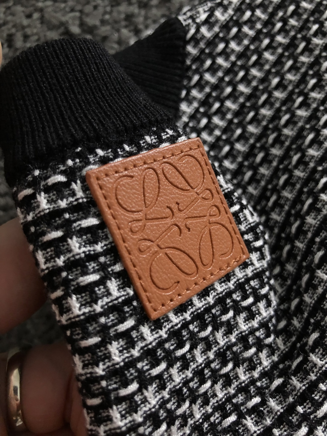 Low*尺码M-xxxl 属性 2026秋冬羊毛衫 成分 羊毛衫 工艺 以条纹十字针法下摆花纱融合后幅棋牌为视觉主调，老