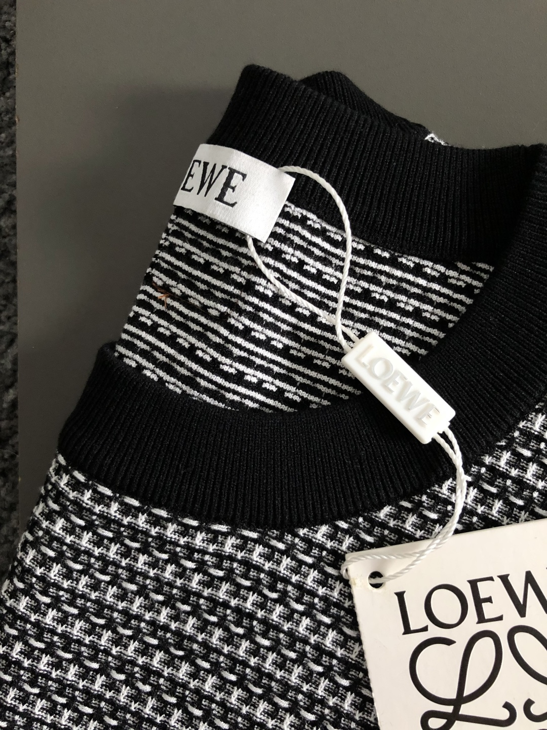 Low*尺码M-xxxl 属性 2026秋冬羊毛衫 成分 羊毛衫 工艺 以条纹十字针法下摆花纱融合后幅棋牌为视觉主调，老