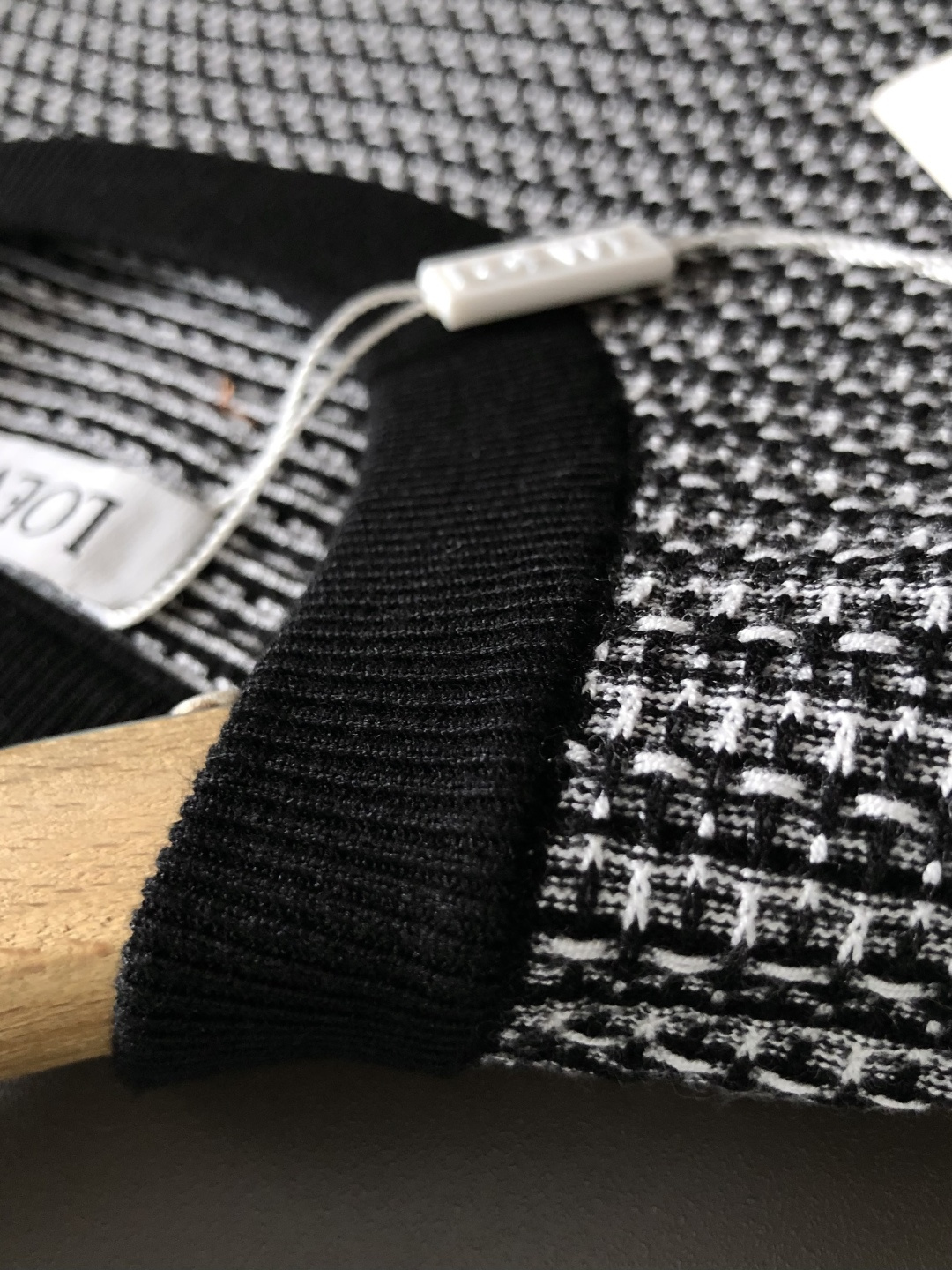 Low*尺码M-xxxl 属性 2026秋冬羊毛衫 成分 羊毛衫 工艺 以条纹十字针法下摆花纱融合后幅棋牌为视觉主调，老