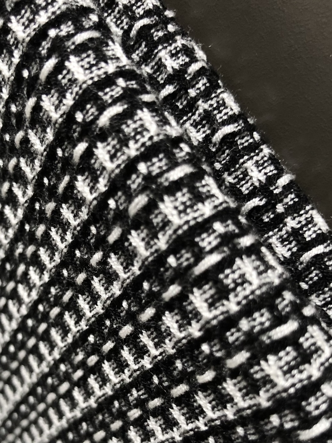Low*尺码M-xxxl 属性 2026秋冬羊毛衫 成分 羊毛衫 工艺 以条纹十字针法下摆花纱融合后幅棋牌为视觉主调，老