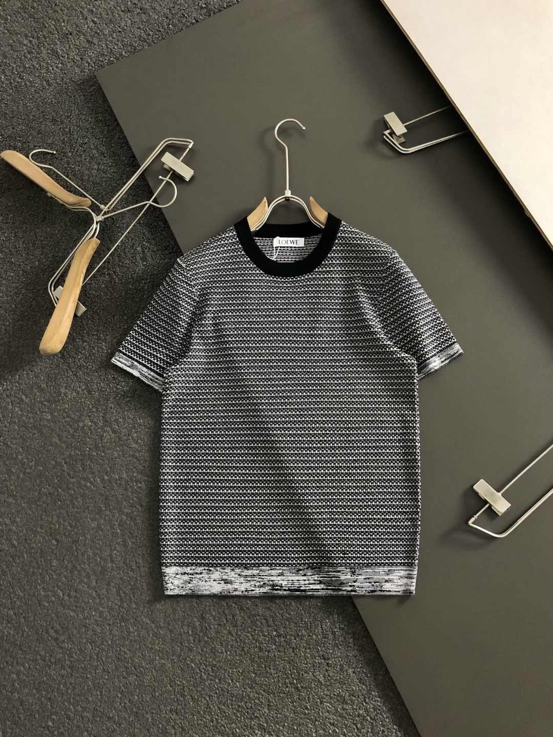 Low*尺码M-xxxl 属性 2026秋冬羊毛衫 成分 羊毛衫 工艺 以条纹十字针法下摆花纱融合后幅棋牌为视觉主调，老