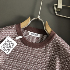 Low*尺码M-xxxl 属性 2026秋冬羊毛衫 成分 羊毛衫 工艺 以条纹十字针法下摆花纱融合后幅棋牌为视觉主调,老 Low*尺码M-xxxl 属性 2026秋冬羊毛衫 成分 羊毛衫 工艺 以条纹十字针法下摆花纱融合后幅棋牌为视觉主调,老