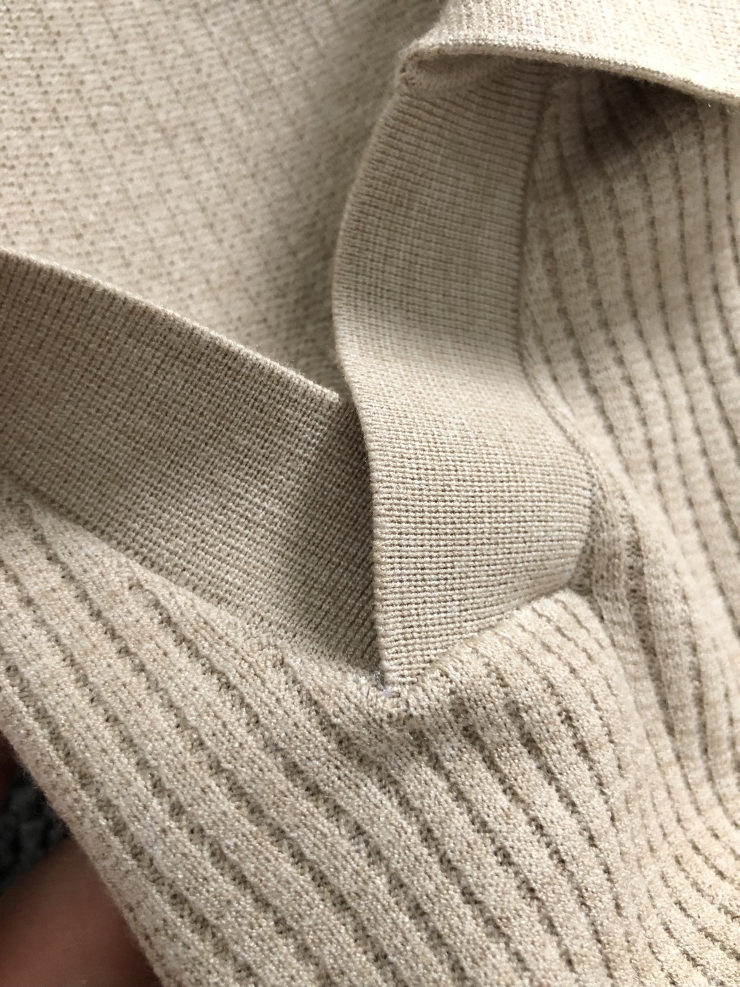 BC*尺码M-xxxl 属性 2026秋冬羊毛衫 成分 羊毛衫 工艺 以卡其色纯色海鸥领搭配细腻针法为视觉主调，老钱休闲