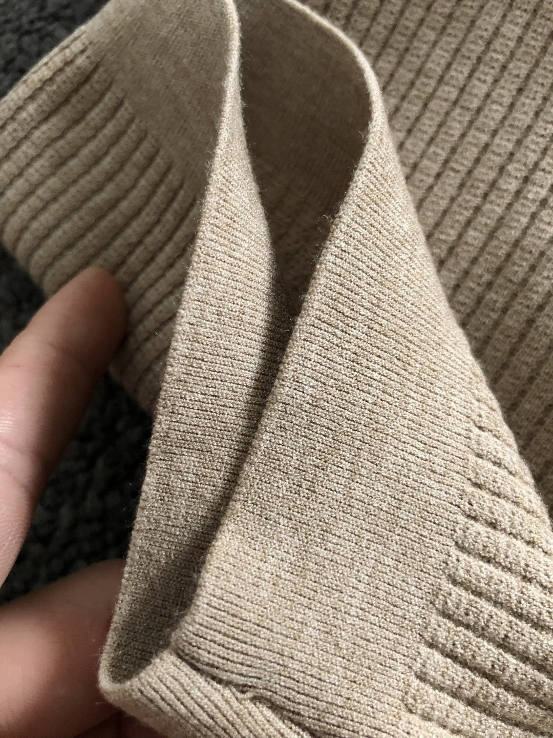 BC*尺码M-xxxl 属性 2026秋冬羊毛衫 成分 羊毛衫 工艺 以卡其色纯色海鸥领搭配细腻针法为视觉主调，老钱休闲