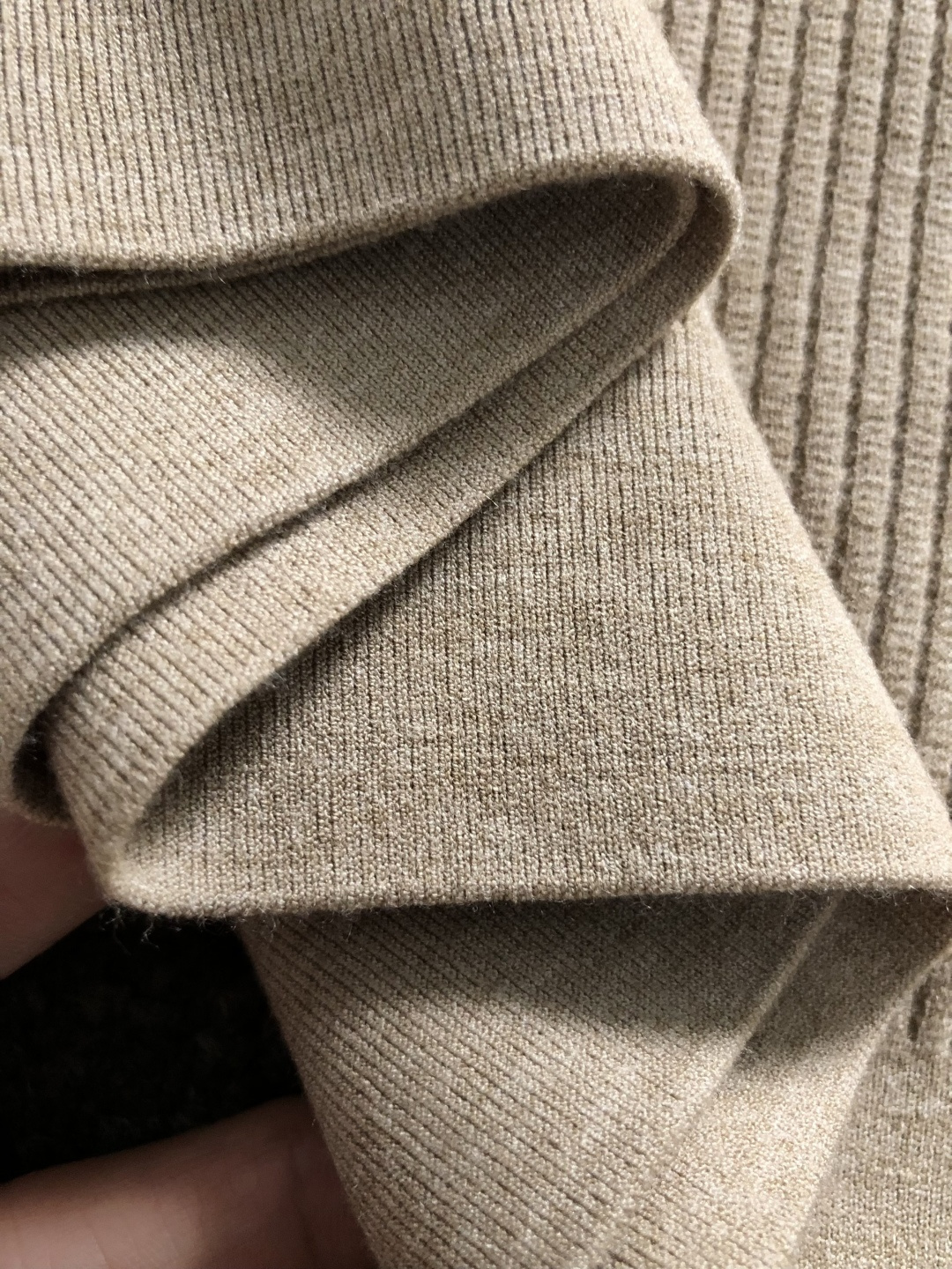 BC*尺码M-xxxl 属性 2026秋冬羊毛衫 成分 羊毛衫 工艺 以卡其色纯色海鸥领搭配细腻针法为视觉主调，老钱休闲