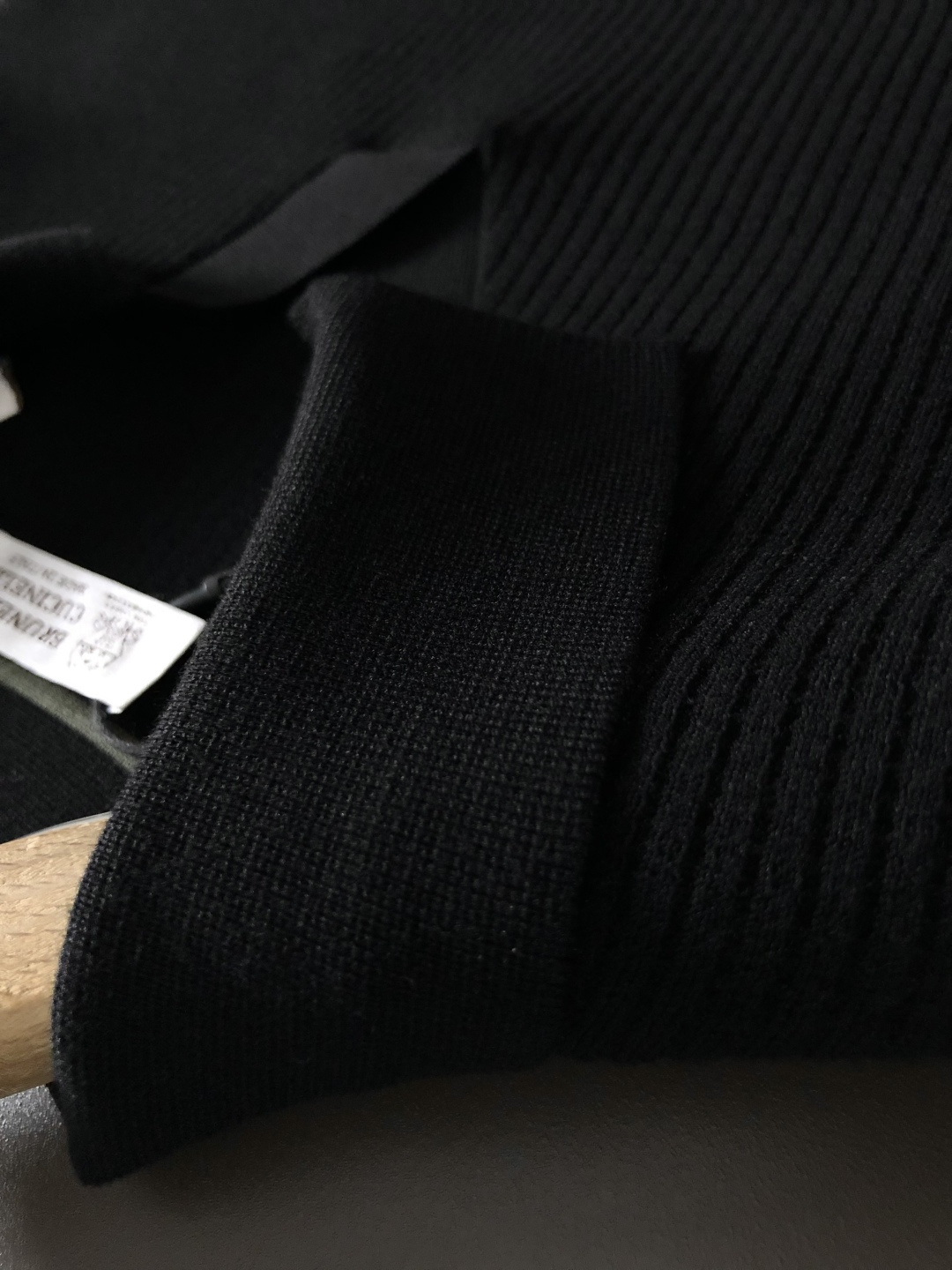BC*尺码M-xxxl 属性 2026秋冬羊毛衫 成分 羊毛衫 工艺 以卡其色纯色海鸥领搭配细腻针法为视觉主调，老钱休闲