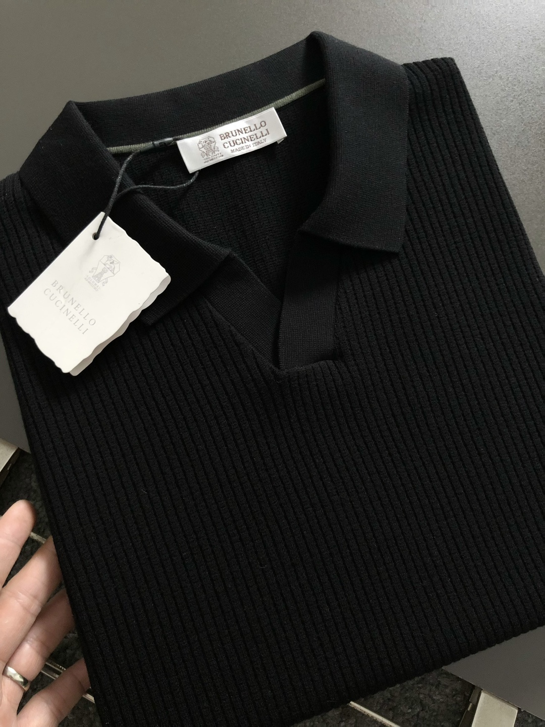 BC*尺码M-xxxl 属性 2026秋冬羊毛衫 成分 羊毛衫 工艺 以卡其色纯色海鸥领搭配细腻针法为视觉主调，老钱休闲