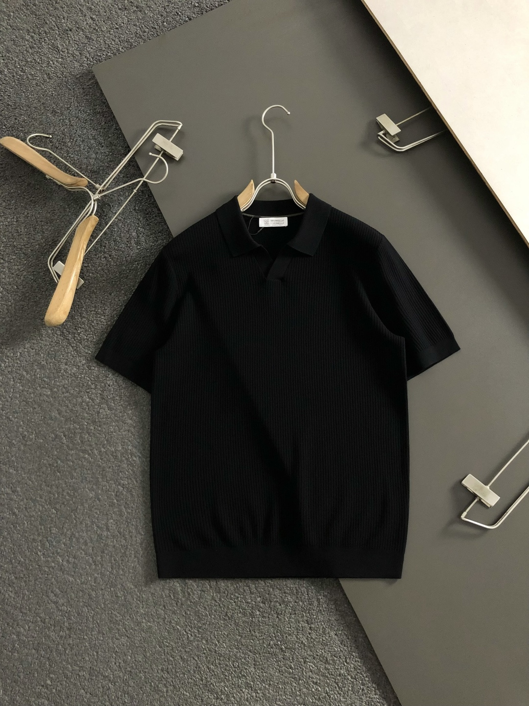 BC*尺码M-xxxl 属性 2026秋冬羊毛衫 成分 羊毛衫 工艺 以卡其色纯色海鸥领搭配细腻针法为视觉主调，老钱休闲