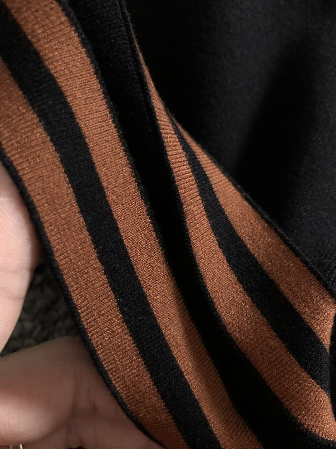 Zeg*尺码M-xxxl 属性 2026秋冬针织衫 成分 针织品 工艺 以海鸥领搭配经典撞色公路标为视觉为主调,袖口黑咖 Zeg*尺码M-xxxl 属性 2026秋冬针织衫 成分 针织品 工艺 以海鸥领搭配经典撞色公路标为视觉为主调,袖口黑咖
