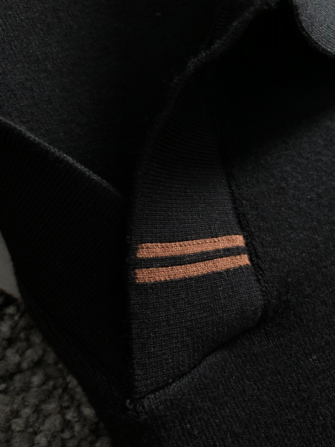 Zeg*尺码M-xxxl 属性 2026秋冬针织衫 成分 针织品 工艺 以海鸥领搭配经典撞色公路标为视觉为主调,袖口黑咖 Zeg*尺码M-xxxl 属性 2026秋冬针织衫 成分 针织品 工艺 以海鸥领搭配经典撞色公路标为视觉为主调,袖口黑咖