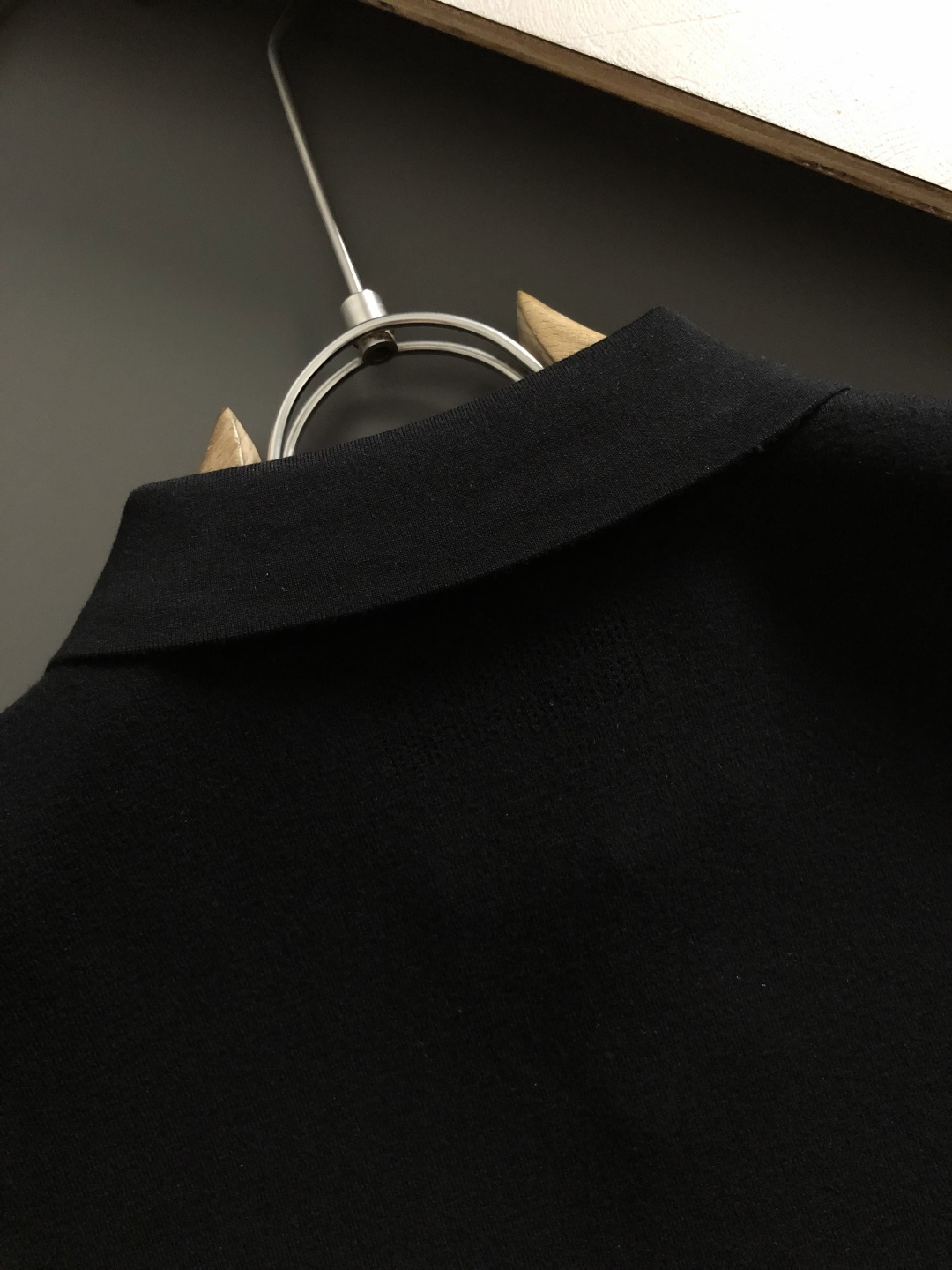 Zeg*尺码M-xxxl 属性 2026秋冬针织衫 成分 针织品 工艺 以海鸥领搭配经典撞色公路标为视觉为主调,袖口黑咖 Zeg*尺码M-xxxl 属性 2026秋冬针织衫 成分 针织品 工艺 以海鸥领搭配经典撞色公路标为视觉为主调,袖口黑咖