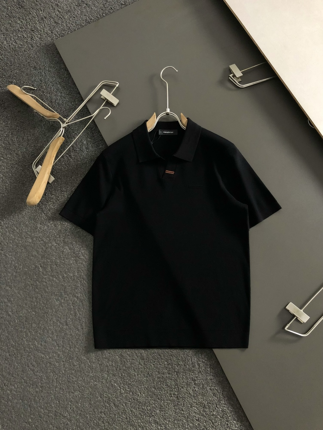 Zeg*尺码M-xxxl 属性 2026秋冬针织衫 成分 针织品 工艺 以海鸥领搭配经典撞色公路标为视觉为主调,袖口黑咖 Zeg*尺码M-xxxl 属性 2026秋冬针织衫 成分 针织品 工艺 以海鸥领搭配经典撞色公路标为视觉为主调,袖口黑咖