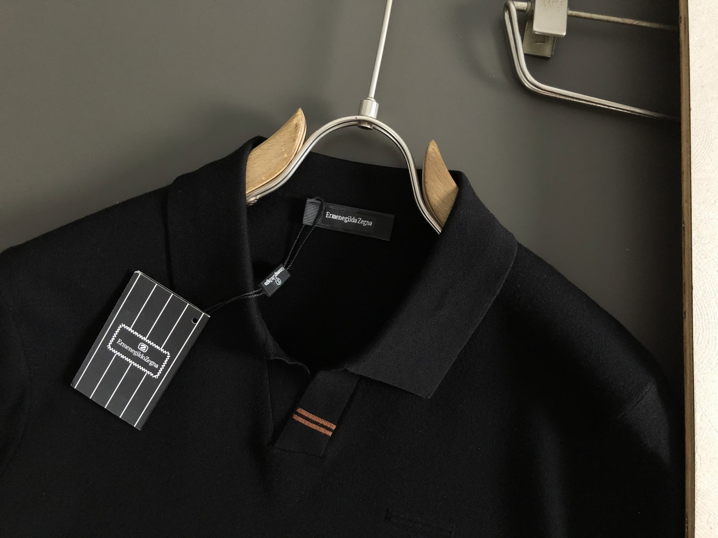 Zeg*尺码M-xxxl 属性 2026秋冬针织衫 成分 针织品 工艺 以海鸥领搭配经典撞色公路标为视觉为主调,袖口黑咖 Zeg*尺码M-xxxl 属性 2026秋冬针织衫 成分 针织品 工艺 以海鸥领搭配经典撞色公路标为视觉为主调,袖口黑咖