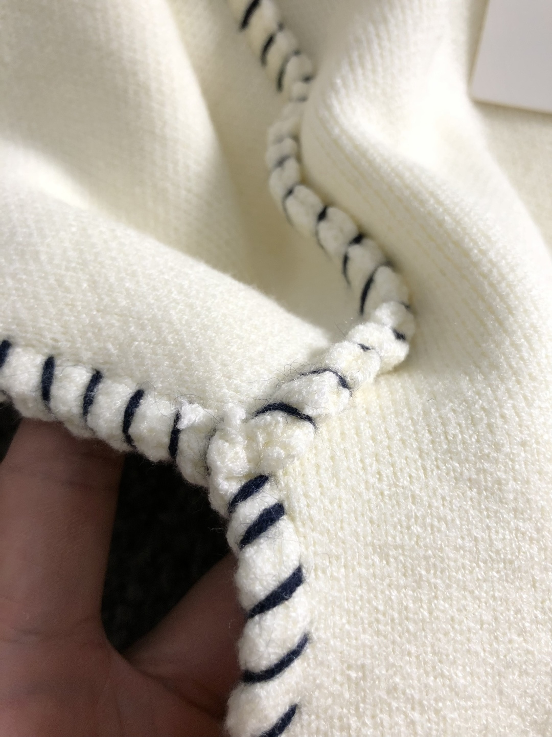 Dir*卡码拍小S-Xl 2026秋冬潮牌羊毛衫,以胸口潮流刺绣为主调,巧妙搭配肩部线条元素,打破传统羊毛的单调感,彰显 Dir*卡码拍小S-Xl 2026秋冬潮牌羊毛衫,以胸口潮流刺绣为主调,巧妙搭配肩部线条元素,打破传统羊毛的单调感,彰显