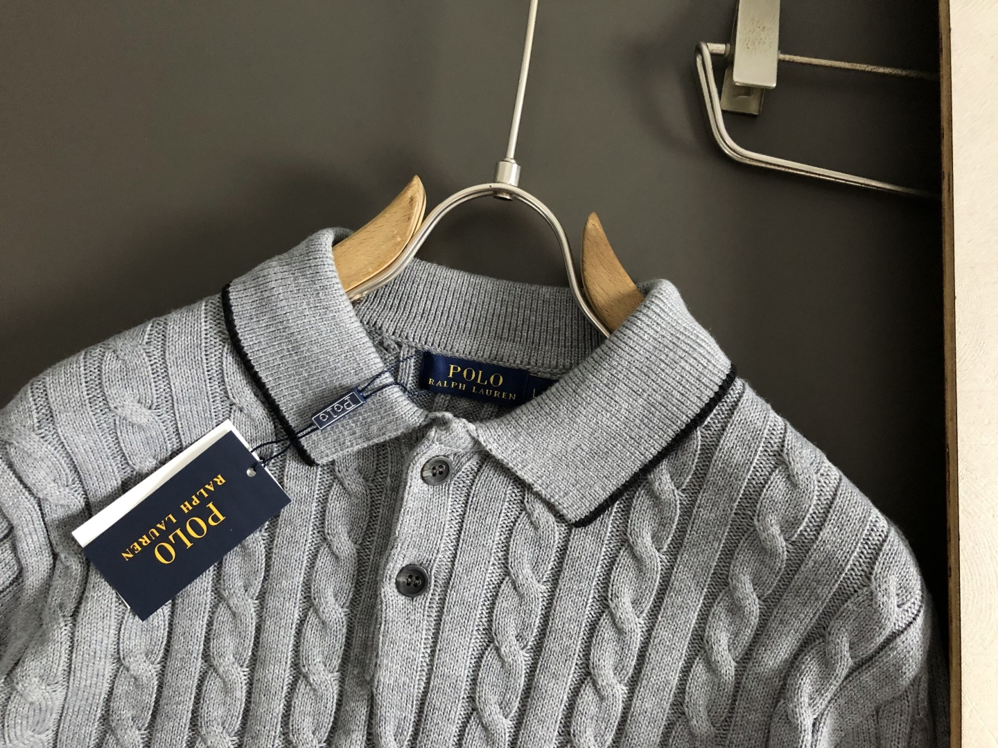 Polo*尺码S-XXl 属性 2026秋冬羊毛衫 成分 羊毛衫 工艺 以纯色绞花设计骑士刺绣翻领边缘撞色为视觉主调,休 Polo*尺码S-XXl 属性 2026秋冬羊毛衫 成分 羊毛衫 工艺 以纯色绞花设计骑士刺绣翻领边缘撞色为视觉主调,休