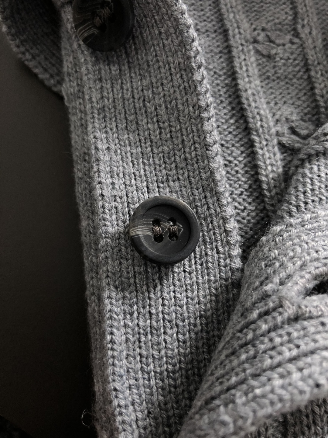 Polo*尺码S-XXl 属性 2026秋冬羊毛衫 成分 羊毛衫 工艺 以纯色绞花设计骑士刺绣翻领边缘撞色为视觉主调,休 Polo*尺码S-XXl 属性 2026秋冬羊毛衫 成分 羊毛衫 工艺 以纯色绞花设计骑士刺绣翻领边缘撞色为视觉主调,休