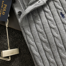 Polo*尺码S-XXl 属性 2026秋冬羊毛衫 成分 羊毛衫 工艺 以纯色绞花设计骑士刺绣翻领边缘撞色为视觉主调,休 Polo*尺码S-XXl 属性 2026秋冬羊毛衫 成分 羊毛衫 工艺 以纯色绞花设计骑士刺绣翻领边缘撞色为视觉主调,休