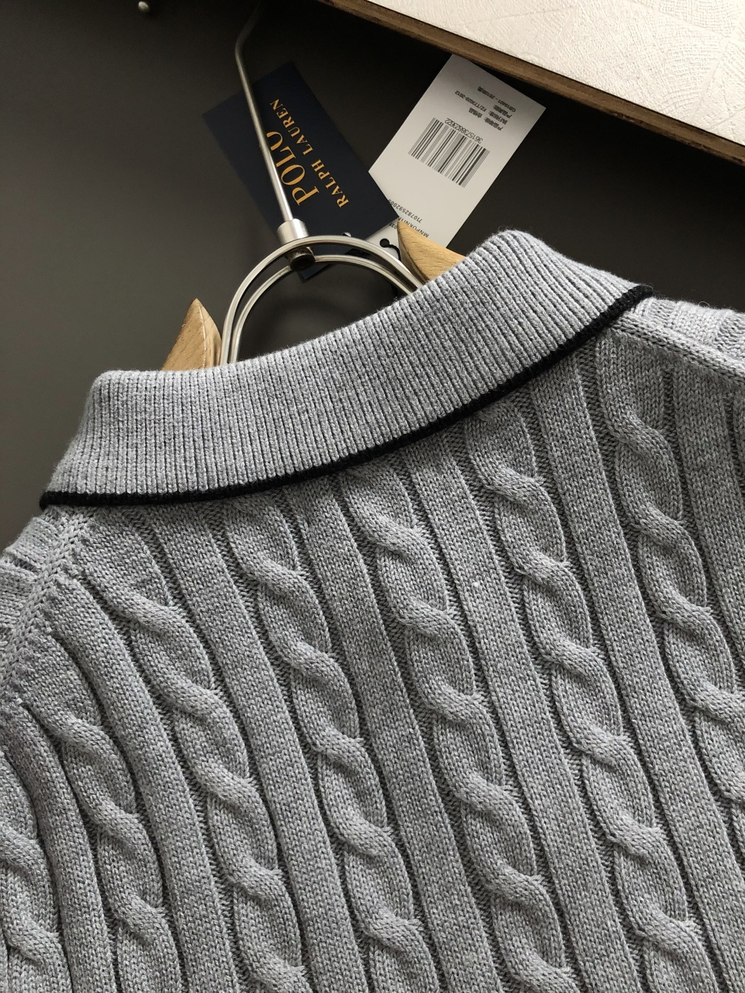 Polo*尺码S-XXl 属性 2026秋冬羊毛衫 成分 羊毛衫 工艺 以纯色绞花设计骑士刺绣翻领边缘撞色为视觉主调,休 Polo*尺码S-XXl 属性 2026秋冬羊毛衫 成分 羊毛衫 工艺 以纯色绞花设计骑士刺绣翻领边缘撞色为视觉主调,休