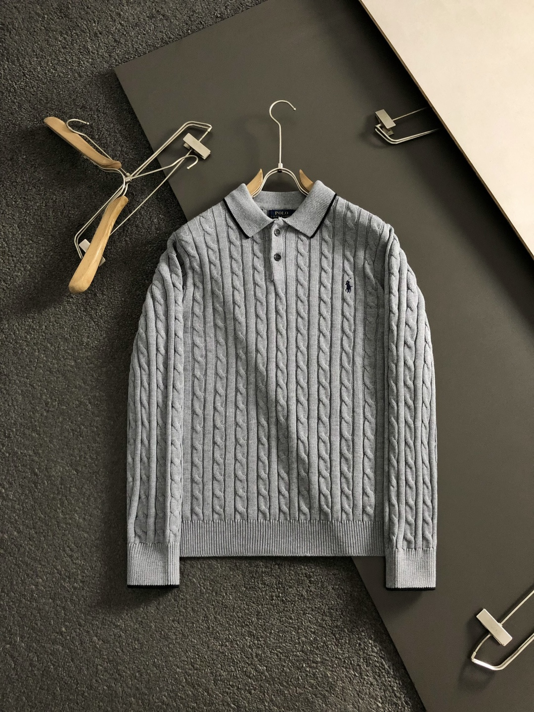 Polo*尺码S-XXl 属性 2026秋冬羊毛衫 成分 羊毛衫 工艺 以纯色绞花设计骑士刺绣翻领边缘撞色为视觉主调,休 Polo*尺码S-XXl 属性 2026秋冬羊毛衫 成分 羊毛衫 工艺 以纯色绞花设计骑士刺绣翻领边缘撞色为视觉主调,休