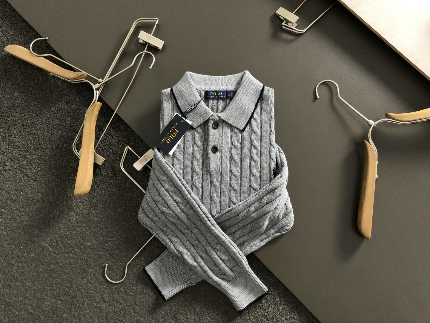 Polo*尺码S-XXl 属性 2026秋冬羊毛衫 成分 羊毛衫 工艺 以纯色绞花设计骑士刺绣翻领边缘撞色为视觉主调,休 Polo*尺码S-XXl 属性 2026秋冬羊毛衫 成分 羊毛衫 工艺 以纯色绞花设计骑士刺绣翻领边缘撞色为视觉主调,休