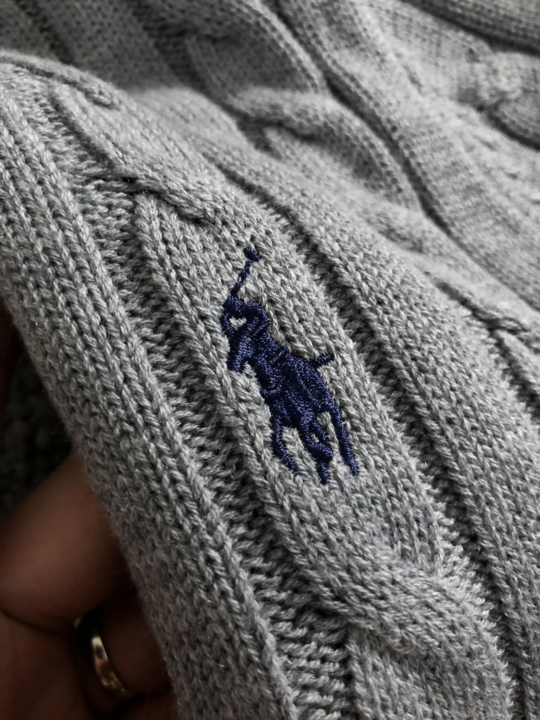 Polo*尺码S-XXl 属性 2026秋冬羊毛衫 成分 羊毛衫 工艺 以纯色绞花设计骑士刺绣翻领边缘撞色为视觉主调,休 Polo*尺码S-XXl 属性 2026秋冬羊毛衫 成分 羊毛衫 工艺 以纯色绞花设计骑士刺绣翻领边缘撞色为视觉主调,休