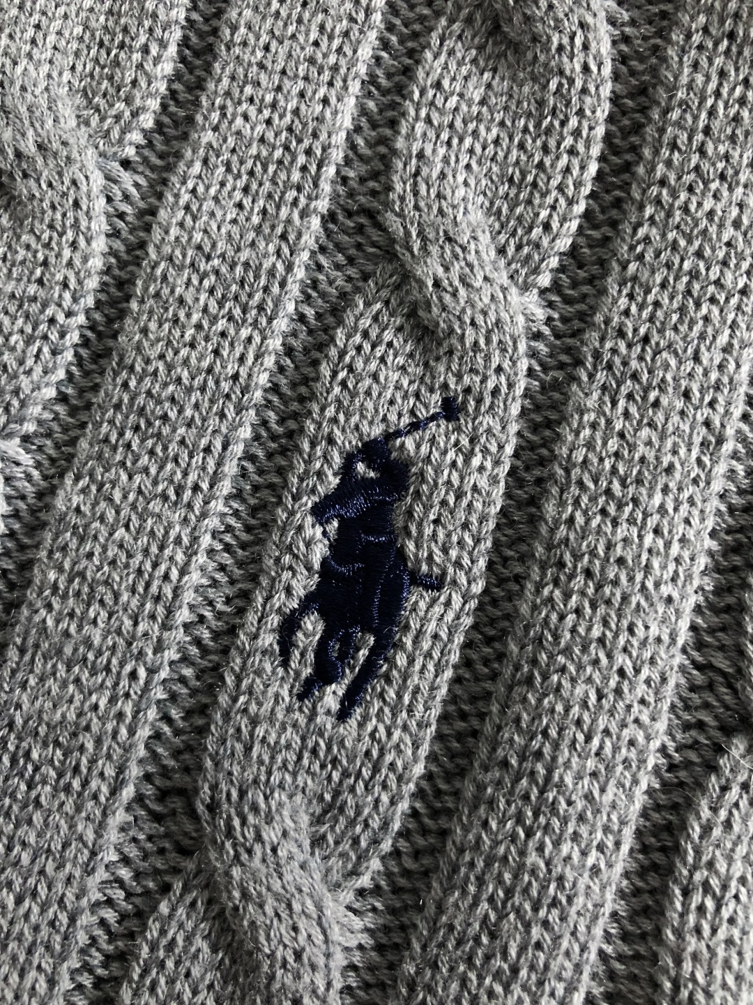 Polo*尺码S-XXl 属性 2026秋冬羊毛衫 成分 羊毛衫 工艺 以纯色绞花设计骑士刺绣翻领边缘撞色为视觉主调,休 Polo*尺码S-XXl 属性 2026秋冬羊毛衫 成分 羊毛衫 工艺 以纯色绞花设计骑士刺绣翻领边缘撞色为视觉主调,休