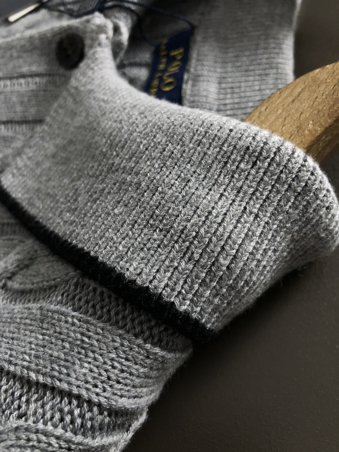 Polo*尺码S-XXl 属性 2026秋冬羊毛衫 成分 羊毛衫 工艺 以纯色绞花设计骑士刺绣翻领边缘撞色为视觉主调,休 Polo*尺码S-XXl 属性 2026秋冬羊毛衫 成分 羊毛衫 工艺 以纯色绞花设计骑士刺绣翻领边缘撞色为视觉主调,休