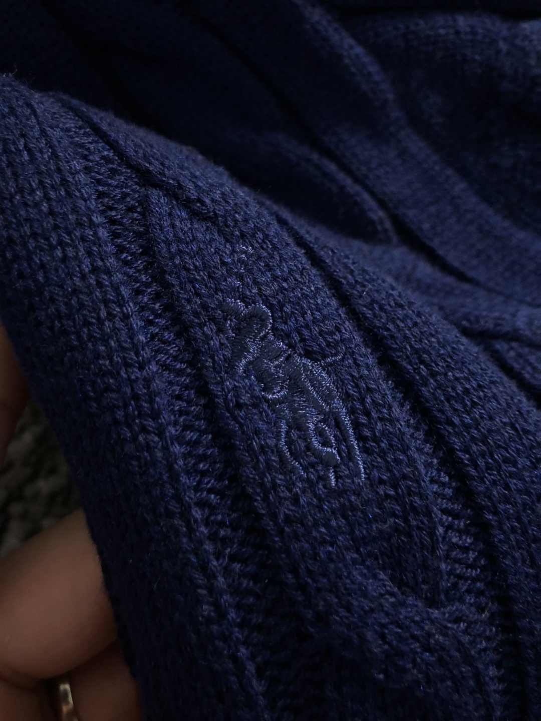 Polo*尺码S-XXl 属性 2026秋冬羊毛衫 成分 羊毛衫 工艺 以纯色绞花设计骑士刺绣翻领边缘撞色为视觉主调,休 Polo*尺码S-XXl 属性 2026秋冬羊毛衫 成分 羊毛衫 工艺 以纯色绞花设计骑士刺绣翻领边缘撞色为视觉主调,休