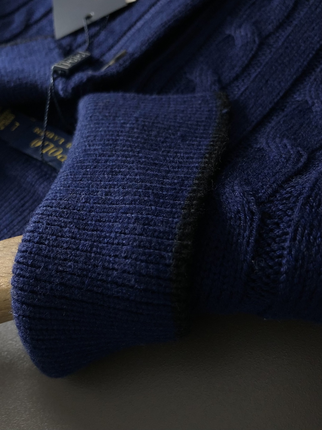 Polo*尺码S-XXl 属性 2026秋冬羊毛衫 成分 羊毛衫 工艺 以纯色绞花设计骑士刺绣翻领边缘撞色为视觉主调,休 Polo*尺码S-XXl 属性 2026秋冬羊毛衫 成分 羊毛衫 工艺 以纯色绞花设计骑士刺绣翻领边缘撞色为视觉主调,休
