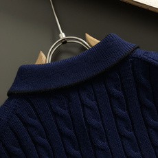 Polo*尺码S-XXl 属性 2026秋冬羊毛衫 成分 羊毛衫 工艺 以纯色绞花设计骑士刺绣翻领边缘撞色为视觉主调,休 Polo*尺码S-XXl 属性 2026秋冬羊毛衫 成分 羊毛衫 工艺 以纯色绞花设计骑士刺绣翻领边缘撞色为视觉主调,休