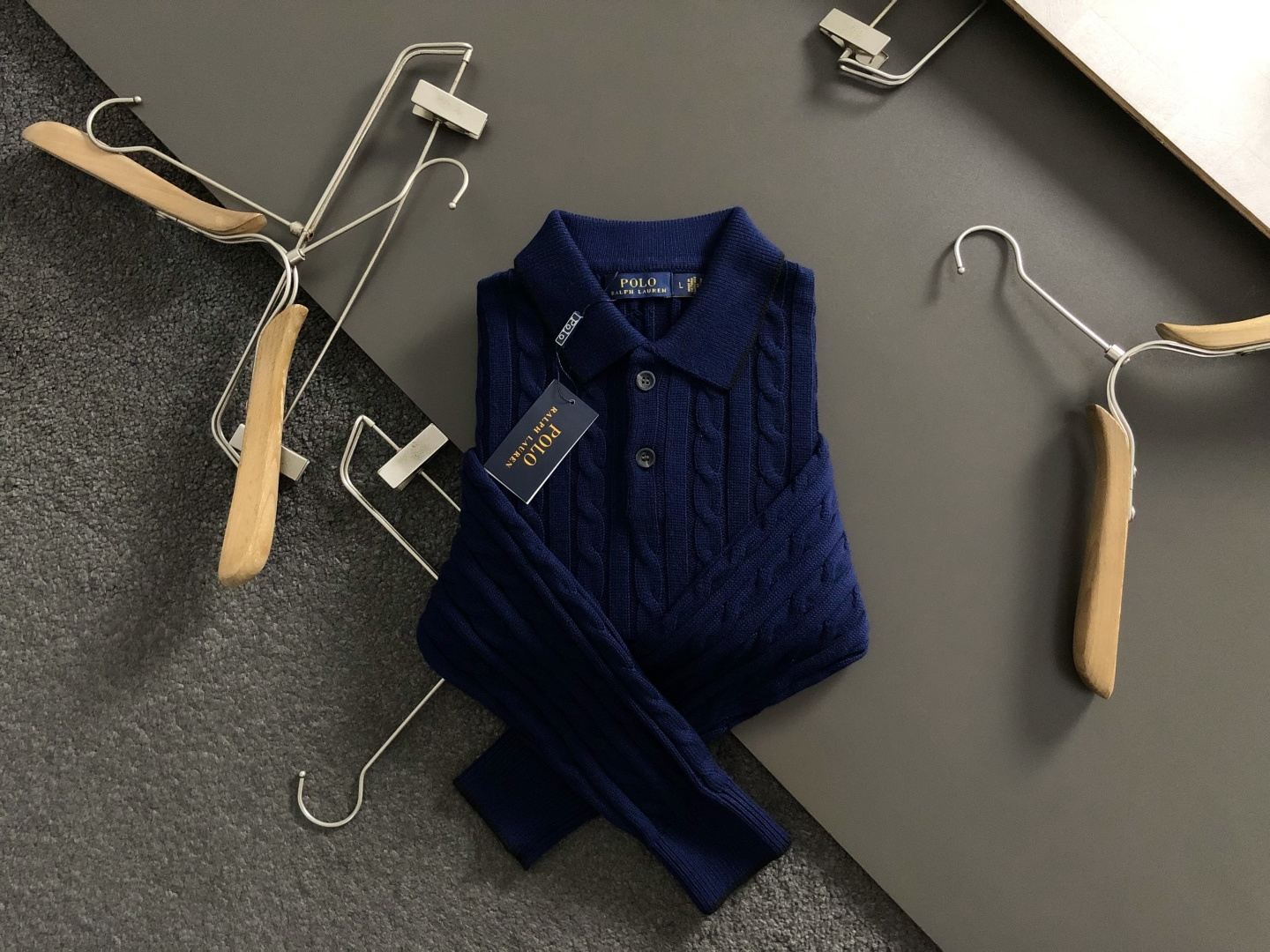 Polo*尺码S-XXl 属性 2026秋冬羊毛衫 成分 羊毛衫 工艺 以纯色绞花设计骑士刺绣翻领边缘撞色为视觉主调,休 Polo*尺码S-XXl 属性 2026秋冬羊毛衫 成分 羊毛衫 工艺 以纯色绞花设计骑士刺绣翻领边缘撞色为视觉主调,休