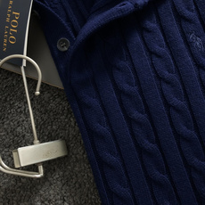 Polo*尺码S-XXl 属性 2026秋冬羊毛衫 成分 羊毛衫 工艺 以纯色绞花设计骑士刺绣翻领边缘撞色为视觉主调,休 Polo*尺码S-XXl 属性 2026秋冬羊毛衫 成分 羊毛衫 工艺 以纯色绞花设计骑士刺绣翻领边缘撞色为视觉主调,休