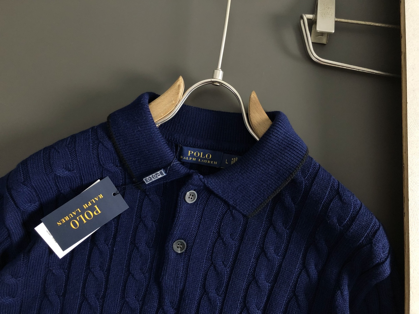 Polo*尺码S-XXl 属性 2026秋冬羊毛衫 成分 羊毛衫 工艺 以纯色绞花设计骑士刺绣翻领边缘撞色为视觉主调,休 Polo*尺码S-XXl 属性 2026秋冬羊毛衫 成分 羊毛衫 工艺 以纯色绞花设计骑士刺绣翻领边缘撞色为视觉主调,休