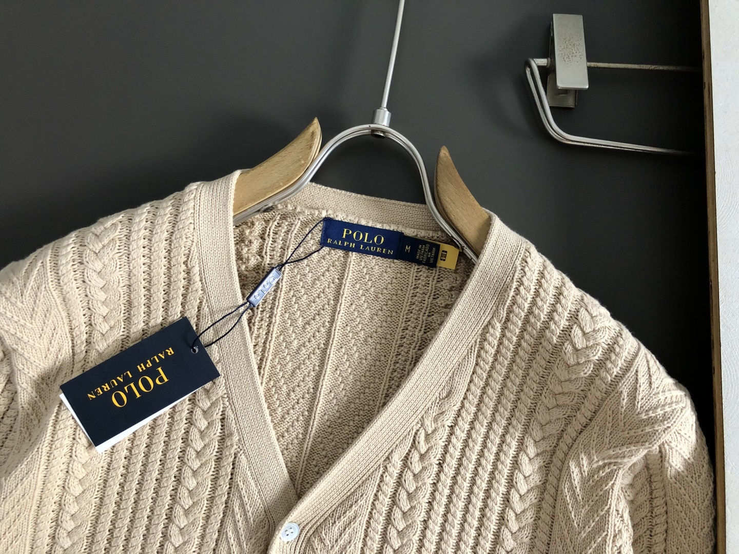 Polo*尺码S-XXl 属性 2026秋冬羊毛衫 成分 羊毛衫 工艺 以纯色绞花设计口袋宽纽扣开衫为视觉主调,休闲时尚 Polo*尺码S-XXl 属性 2026秋冬羊毛衫 成分 羊毛衫 工艺 以纯色绞花设计口袋宽纽扣开衫为视觉主调,休闲时尚