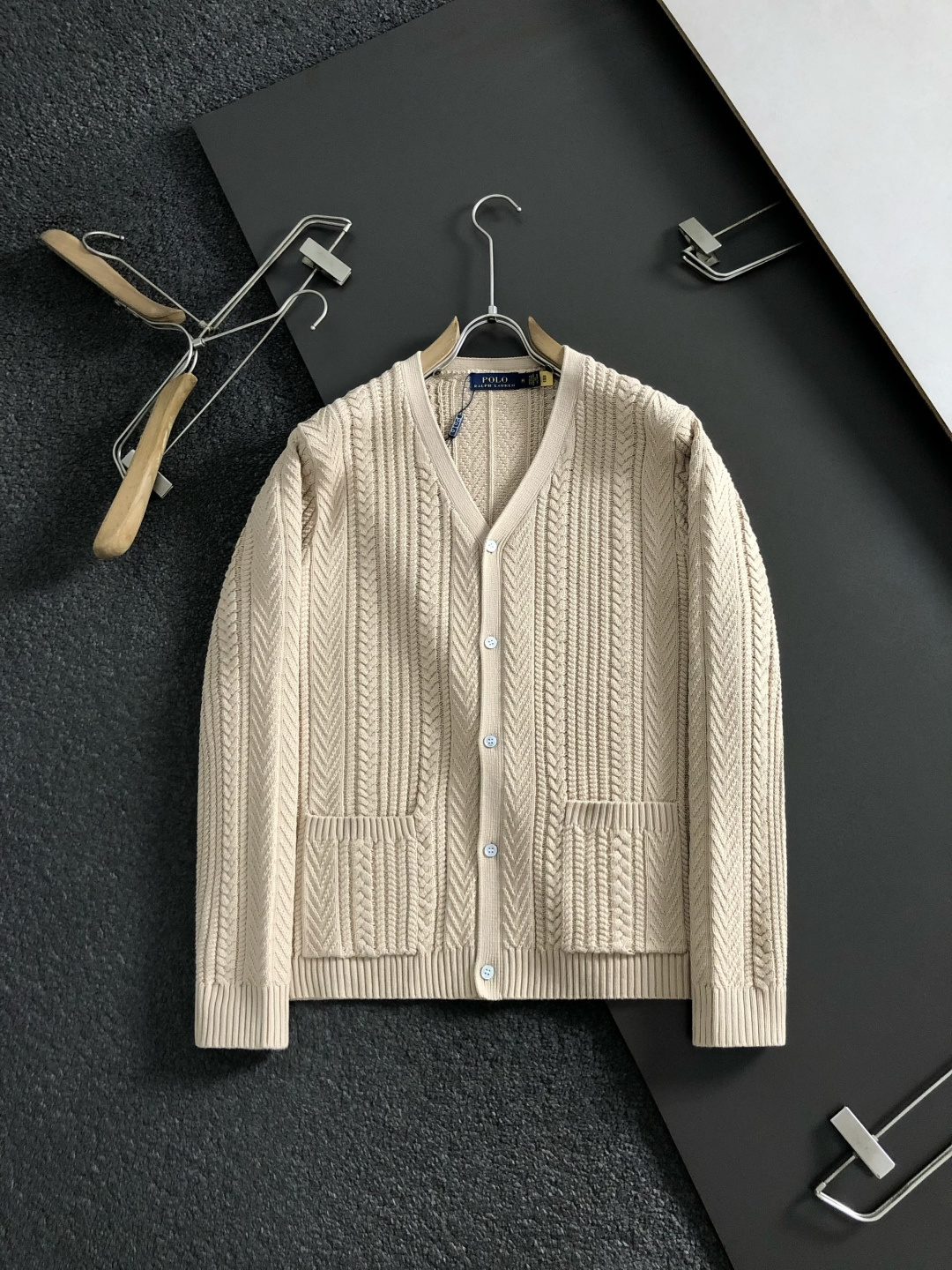 Polo*尺码S-XXl 属性 2026秋冬羊毛衫 成分 羊毛衫 工艺 以纯色绞花设计口袋宽纽扣开衫为视觉主调,休闲时尚 Polo*尺码S-XXl 属性 2026秋冬羊毛衫 成分 羊毛衫 工艺 以纯色绞花设计口袋宽纽扣开衫为视觉主调,休闲时尚