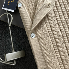 Polo*尺码S-XXl 属性 2026秋冬羊毛衫 成分 羊毛衫 工艺 以纯色绞花设计口袋宽纽扣开衫为视觉主调,休闲时尚 Polo*尺码S-XXl 属性 2026秋冬羊毛衫 成分 羊毛衫 工艺 以纯色绞花设计口袋宽纽扣开衫为视觉主调,休闲时尚