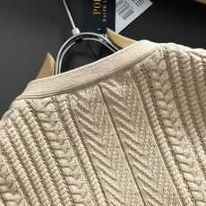 Polo*尺码S-XXl 属性 2026秋冬羊毛衫 成分 羊毛衫 工艺 以纯色绞花设计口袋宽纽扣开衫为视觉主调,休闲时尚 Polo*尺码S-XXl 属性 2026秋冬羊毛衫 成分 羊毛衫 工艺 以纯色绞花设计口袋宽纽扣开衫为视觉主调,休闲时尚