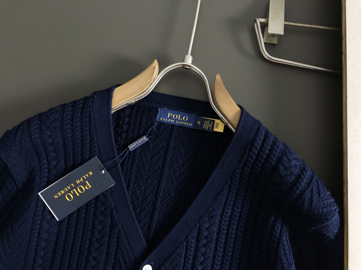 Polo*尺码S-XXl 属性 2026秋冬羊毛衫 成分 羊毛衫 工艺 以纯色绞花设计口袋宽纽扣开衫为视觉主调,休闲时尚 Polo*尺码S-XXl 属性 2026秋冬羊毛衫 成分 羊毛衫 工艺 以纯色绞花设计口袋宽纽扣开衫为视觉主调,休闲时尚