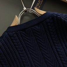 Polo*尺码S-XXl 属性 2026秋冬羊毛衫 成分 羊毛衫 工艺 以纯色绞花设计口袋宽纽扣开衫为视觉主调,休闲时尚 Polo*尺码S-XXl 属性 2026秋冬羊毛衫 成分 羊毛衫 工艺 以纯色绞花设计口袋宽纽扣开衫为视觉主调,休闲时尚