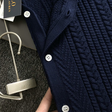 Polo*尺码S-XXl 属性 2026秋冬羊毛衫 成分 羊毛衫 工艺 以纯色绞花设计口袋宽纽扣开衫为视觉主调,休闲时尚 Polo*尺码S-XXl 属性 2026秋冬羊毛衫 成分 羊毛衫 工艺 以纯色绞花设计口袋宽纽扣开衫为视觉主调,休闲时尚