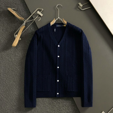 Polo*尺码S-XXl 属性 2026秋冬羊毛衫 成分 羊毛衫 工艺 以纯色绞花设计口袋宽纽扣开衫为视觉主调,休闲时尚 Polo*尺码S-XXl 属性 2026秋冬羊毛衫 成分 羊毛衫 工艺 以纯色绞花设计口袋宽纽扣开衫为视觉主调,休闲时尚