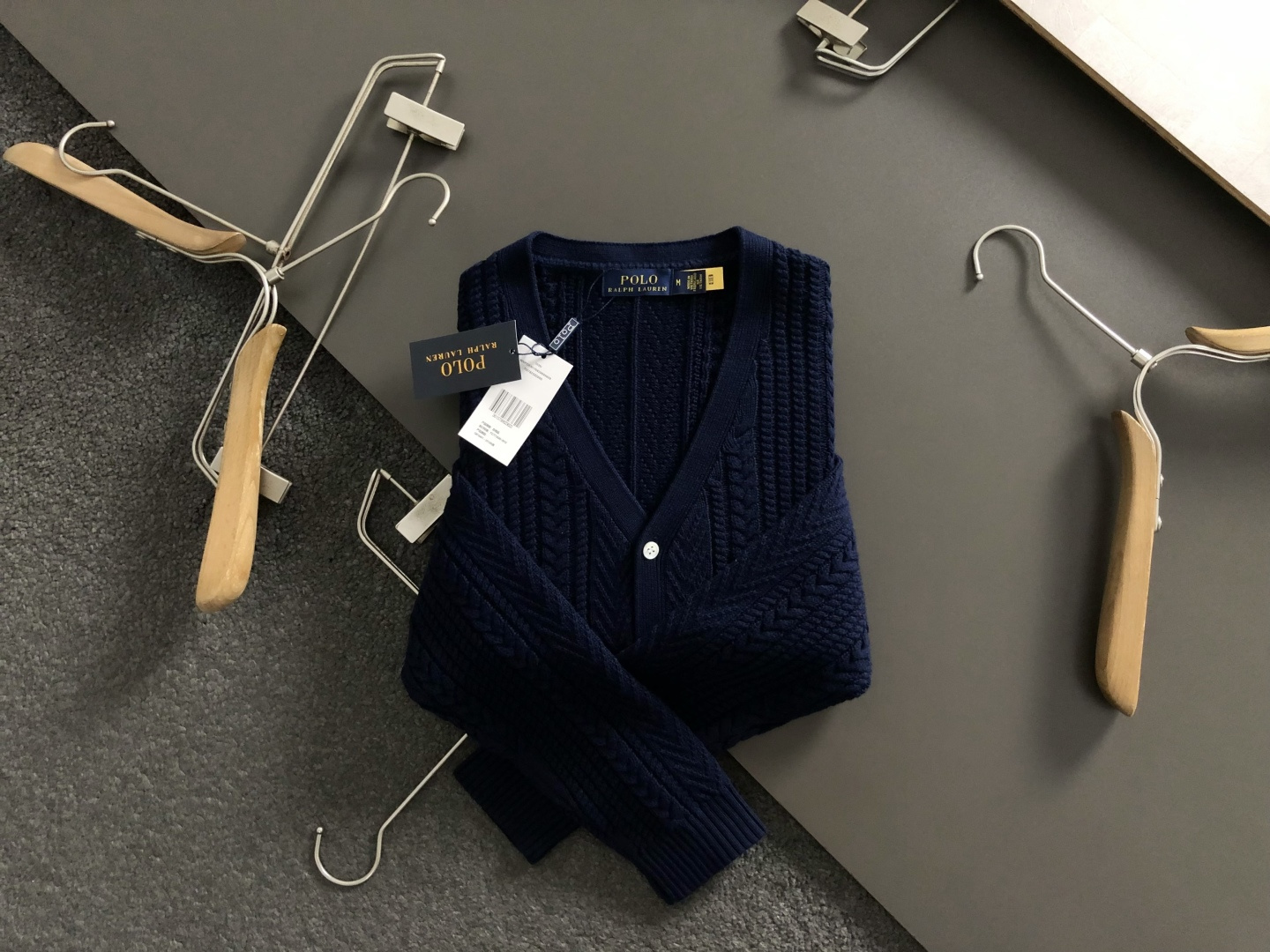 Polo*尺码S-XXl 属性 2026秋冬羊毛衫 成分 羊毛衫 工艺 以纯色绞花设计口袋宽纽扣开衫为视觉主调,休闲时尚 Polo*尺码S-XXl 属性 2026秋冬羊毛衫 成分 羊毛衫 工艺 以纯色绞花设计口袋宽纽扣开衫为视觉主调,休闲时尚